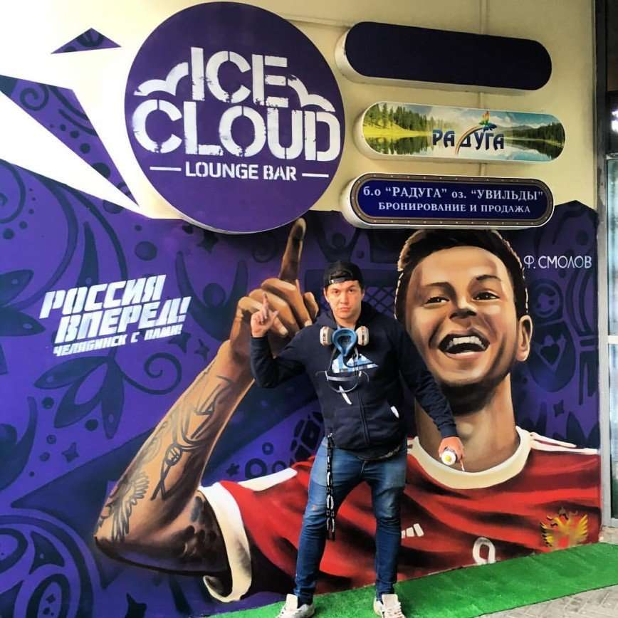 В России к ЧМ-2018 украсили дома граффити со знаменитыми футболистами 