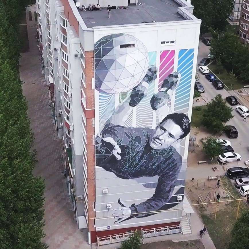 В России к ЧМ-2018 украсили дома граффити со знаменитыми футболистами 