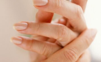 Лайфхак: як зняти акриловий лак будинку без спецзасобів і праці