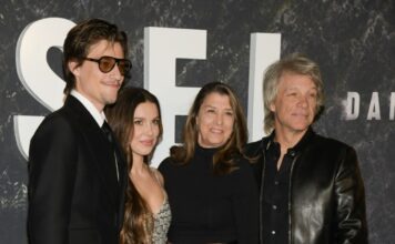 Джон Бон Джові каже, що він “дупа в дупі” діда Міллі Боббі Браун