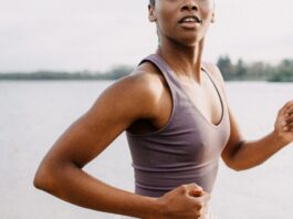 Чи справді носіння тягарців на прогулянці зміцнить ваші руки? Експерти оцінюють тенденцію TikTok