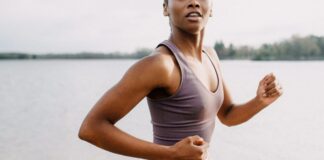 Чи справді носіння тягарців на прогулянці зміцнить ваші руки? Експерти оцінюють тенденцію TikTok