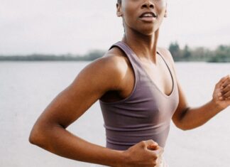 Чи справді носіння тягарців на прогулянці зміцнить ваші руки? Експерти оцінюють тенденцію TikTok