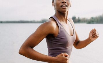 Чи справді носіння тягарців на прогулянці зміцнить ваші руки? Експерти оцінюють тенденцію TikTok