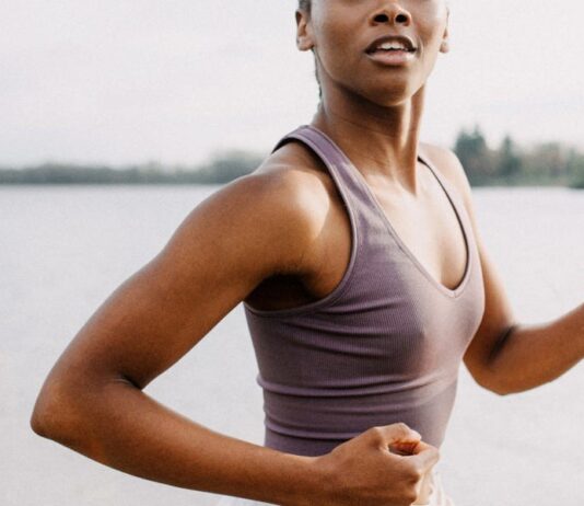 Чи справді носіння тягарців на прогулянці зміцнить ваші руки? Експерти оцінюють тенденцію TikTok