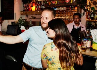 Молоді Американці Зависають у Боргах Заради Побачень: Зростаюча Тенденція