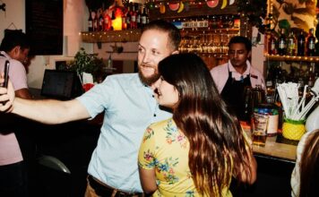 Молоді Американці Зависають у Боргах Заради Побачень: Зростаюча Тенденція