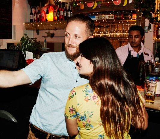 Молоді Американці Зависають у Боргах Заради Побачень: Зростаюча Тенденція