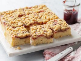 Яммі: Ніжний Крихітний Пиріг зі сметаним кремом і варенням