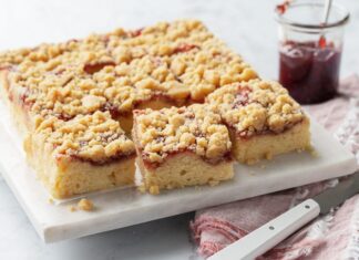 Яммі: Ніжний Крихітний Пиріг зі сметаним кремом і варенням