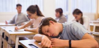 Криза Нестачі Сну у Підлітків: Більше 76% Позбавлено Його, і Що Можуть Зробити Батьки