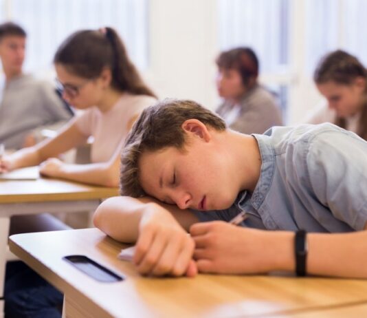 Криза Нестачі Сну у Підлітків: Більше 76% Позбавлено Його, і Що Можуть Зробити Батьки
