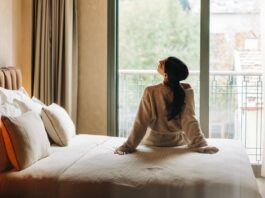 Вся правда про гігієну в готелях: чи безпечні декоративні подушки та пледи?