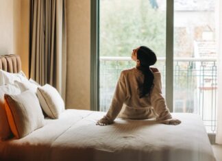 Вся правда про гігієну в готелях: чи безпечні декоративні подушки та пледи?