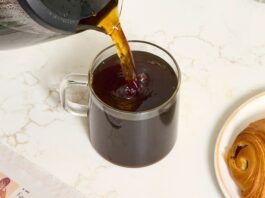 Ця кофемашина 2-в-1 дійсно працює (і зараз вона коштує копійки)
