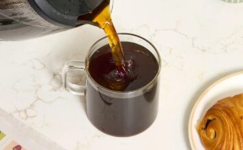 Ця кофемашина 2-в-1 дійсно працює (і зараз вона коштує копійки)
